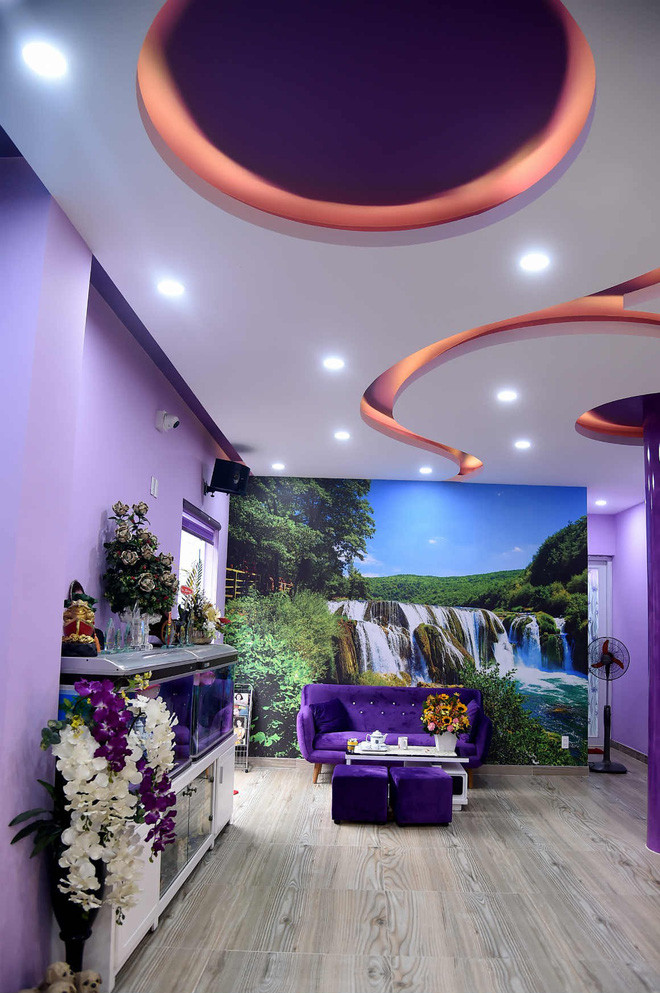 Phòng khách trang trí nhiều tranh ảnh và hoa. Ảnh: Thegioitre.