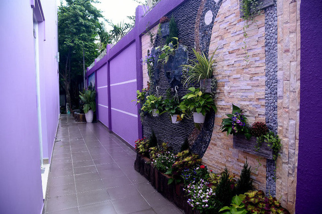 Con hẻm nhỏ được danh hài Hồng Tơ bố trí hòn non bộ và cách lấy ánh sáng từ bên ngoài, tạo sức sống sôi động cho ngôi nhà. Ảnh: Thegioitre.