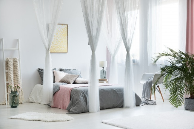 Trước đây, tường trắng ít được sử dụng bởi nó trông giống như ở bệnh viện. Tuy nhiên, ngày nay gam màu này vẫn được ưa chuông. Điều quan trọng là tạo điểm nhấn độc đáo và chọn nội thất nhẹ nhàng.
