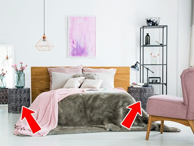 Không nhất thiết phải mua toàn hẳn một set đầy đủ nội thất trong phòng ngủ. Thay vào đó, bạn chỉ cần mua một số đồ cần thiết như bàn, đèn ngủ...