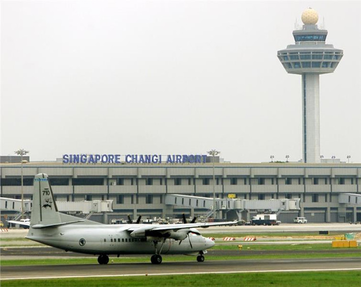 Sân bay Changi là một trung tâm vận chuyển hàng không quốc tế lớn và là cửa ngõ rất quan trọng của châu Á. Nhiều năm liền, Changi được tổ chức Skytrax vinh danh là sân bay tốt nhất thế giới.