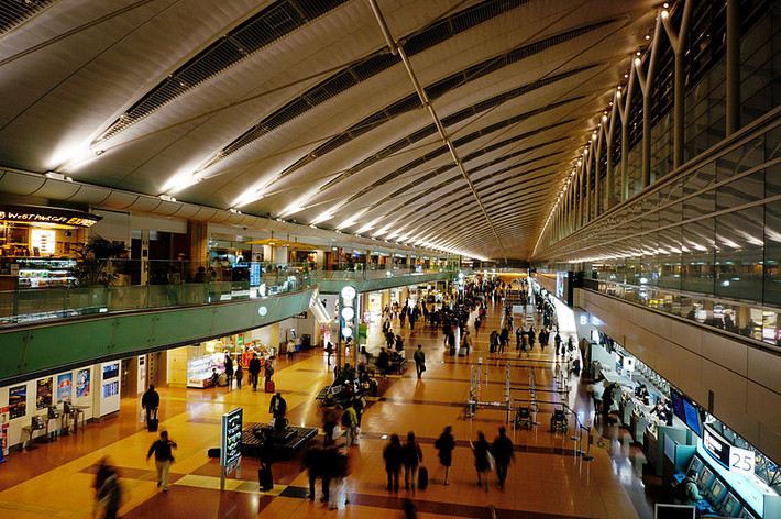Sân bay quốc tế Tokyo (Nhật Bản) là một trong những sân bay lớn và nhộn nhịp nhất thế giới, là sân bay nhộn nhịp nhất châu Á.