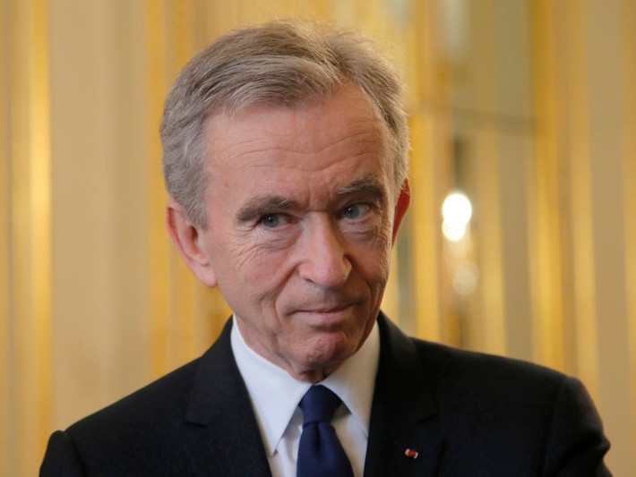 Tỷ phú Bernard Arnault là người điều hành đế chế thời trang xa xỉ LVMH với 70 thương hiệu gồm Louis Vuitton và Sephora. Hiện, Bernard Arnault đang sở hữu 76 tỷ USD.