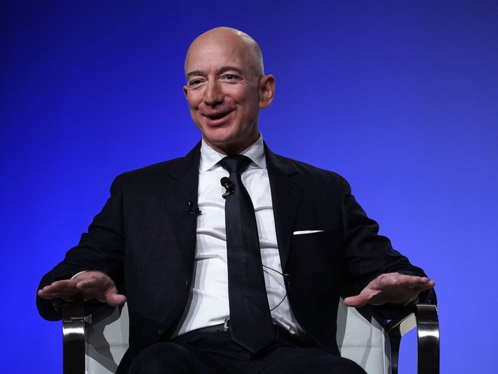 Trong danh sách tỷ phú giàu nhất thế giới của Forbes, Jeff Bezos đứng đầu với khối tài sản khoảng 121 tỷ USD. Jeff Bezos là người sáng lập, Chủ tịch kiêm CEO của Amazon.