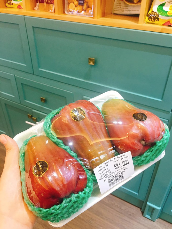 Nếu tính với giá 1 triệu đồng/kg thì mỗi quả roi Đài Loan có giá từ 200.000-300.000 đồng, tuỳ trọng lượng. Ảnh: FB Khuc Ngoc Anh.