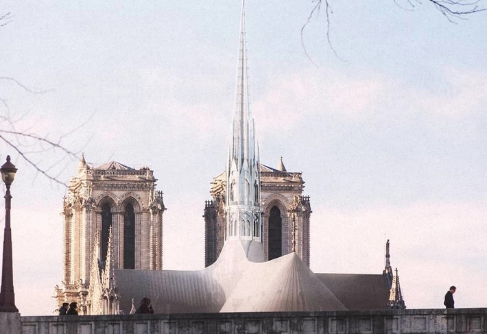 Nhà thờ Đức Bà Paris đã mất 200 năm để hoàn thiện, với sự góp sức của vô số kiến trúc sư, thợ mộc, thợ cắt đá... tài ba.