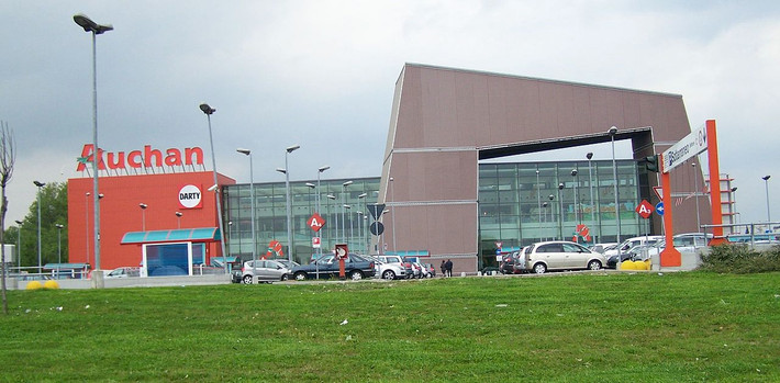 Tập đoàn Auchan có trụ sở tại Croix, Pháp. Đây là một trong những nhóm phân phối chính của thế giới (337.900 nhân viên) với sự hiện diện ở Pháp và 15 quốc gia. Ảnh: Wiki.