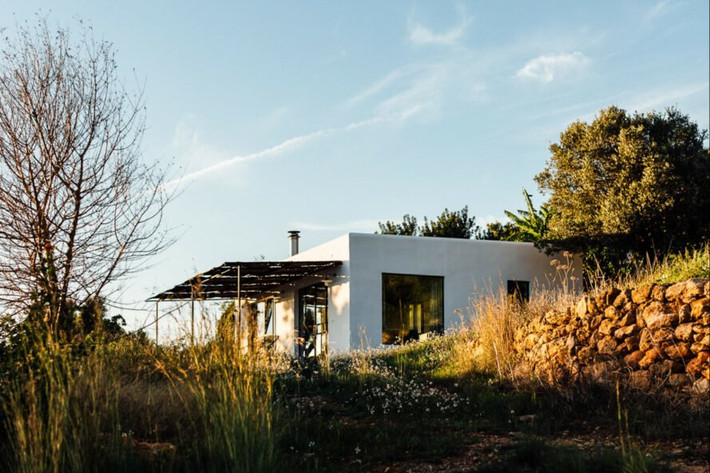 Nằm trên một sườn đồi hẻo lánh nhìn ra hòn đảo Ibiza (Địa Trung Hải), chẳng ai nghĩ ngôi nhà có khung cảnh đẹp như tranh vẽ này lại được cải tạo từ một nhà kho cũ 100 tuổi.
