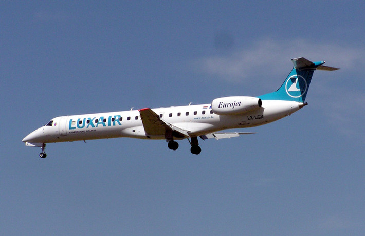 Hãng hàng không quốc gia của Luxembourg - Luxair có các tuyến đường quốc tế thường xuyên, cũng như chở khách thuê bao.