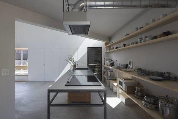 Nhà bếp nằm liền kề phòng đón nắng. Cách đặt các bức tường xéo bên trong giúp tạo nhiều khoảng không gian bao quanh tường chính của ngôi nhà, tăng khả năng kết nối với bên ngoài.