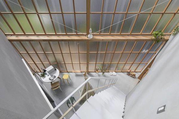Các tấm polycarbonate ở mặt tiền ngôi nhà có thể trượt mở. Khi đóng cửa, ánh sáng vẫn lọt vào nhà trong khi không gian hoàn toàn riêng tư, yên tĩnh. Còn khi mở cửa trượt, ranh giới giữa bên trong và bên ngoài nhà gần như không còn.