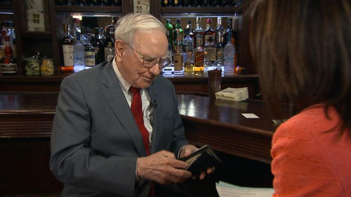 Warren Buffett cho biết: "Vợ tôi thích sử dụng tiền mặt. Nên tôi thường mang tiền mặt về nhà và bà ấy phát dần cho tôi. Bà ấy hay kiểm tra ví của tôi để xem tôi tiêu hết những tờ 100 USD chưa". Ảnh: ABC.