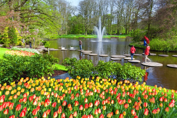 Keukenhof nằm tại một thị trấn nhỏ phía nam Amsterdam (Hà Lan) là vườn hoa lớn nhất thế giới, rộng 32 ha.