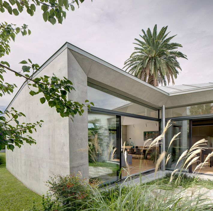 Nằm cách trung tâm Sydney (Australia) 5 km về phía Tây, Bouwman House là kết quả cải tạo dựa trên ngôi nhà cũ từ năm 1914.