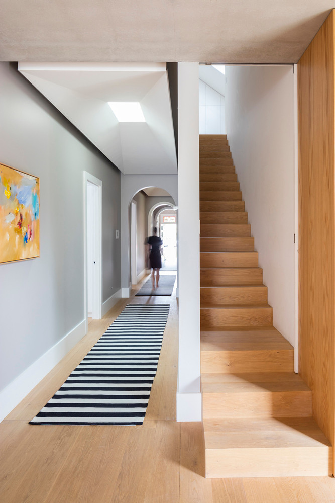 Cầu thang gỗ dẫn lên các phòng ngủ. Nguồn ảnh: Archdaily.