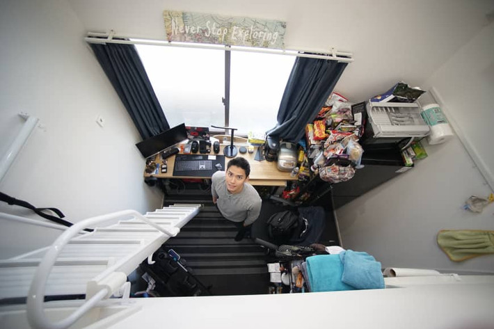Sotaro Ito, kĩ sư công nghệ thông tin, 25 tuổi, đang sống trong căn hộ 9,46m2 ở quận Koenji (Tokyo, Nhật Bản). Trong phòng của Sotaro, nổi bật nhất là bộ bàn ghế để máy tính, chiếm hết 1/3 diện tích sàn.