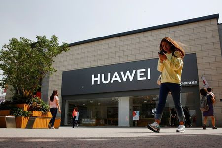 Trong 10 năm qua, Huawei đã nhận được 11 tỷ nhân dân tệ (1,6 tỷ USD) tiền trợ cấp. Hơn một nửa số đó được trao dưới dạng "trợ cấp chính phủ vô điều kiện" vì "những đóng góp của công ty cho sự phát triển công nghệ cao" ở Trung Quốc. Ảnh: Yahoo.
