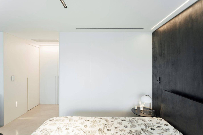 Tầng lửng được mở rộng thêm nên không còn bí bách như trước. Nguồn ảnh: Archdaily.