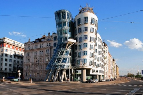 Còn được biết với tên gọi Fred và Ginger, Dancing House là công trình độc đáo của kiến trúc hiện đại. Toà nhà dựng vào năm 1996, tại Prague gần sông Vltava (Prague, Cộng hòa Séc).