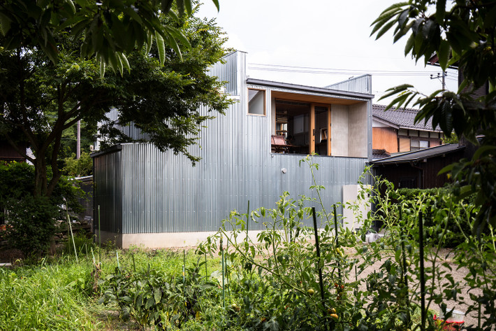 Cây cối còn giúp ngăn chặn ánh nắng gay gắt vào mùa hè. Nguồn ảnh: Archdaily.