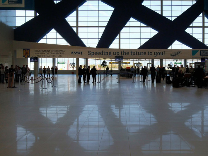 Sân bay quốc tế Bucharest Henri Coandă là sân bay quốc tế bận rộn nhất của Romania. Cả ba tiêu chí đúng giờ, chất lượng dịch vụ và thực phẩm của Bucharest Henri Coandă đều được đánh giá ở điểm 6.0.