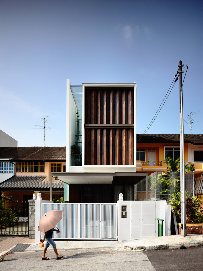 Nằm giữa khu phố ở Singapore, ngôi nhà 3 tầng gây ấn tượng với mặt tiền có hệ lam gỗ độc đáo.