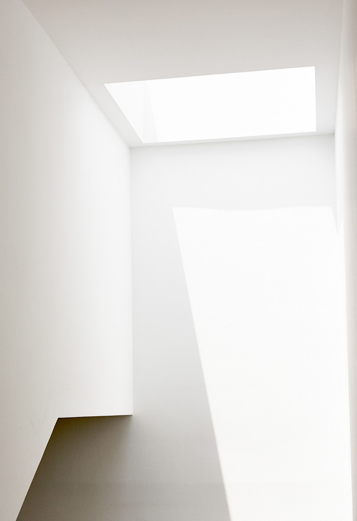 Bóng nắng đổ xuống nhà thông qua khoảng giếng trời. Nguồn ảnh: Archdaily.