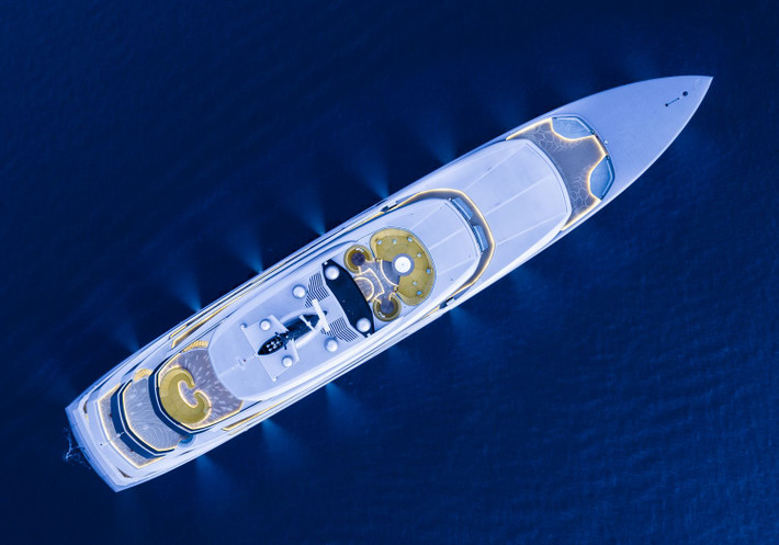 Siêu du thuyền còn có 6 cabin, bể bơi ngoài trời, phòng tập thể hình...Ảnh: Yachtharbour.