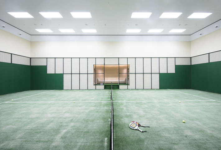 Đặc biệt, trên tàu có sân tennis dài 20 mét và rộng 10 mét. Ảnh: Yachtharbour.
