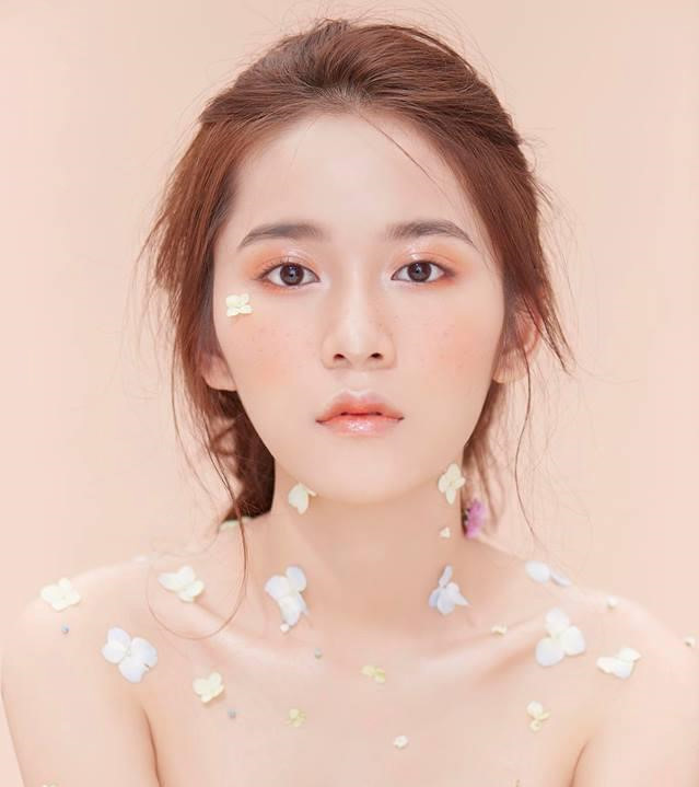 Nhắc đến "hot girl trà sữa", nhiều người lập tức liên tưởng ngay đến Vân Shi (tên thật: Lê Hà Vân, sinh năm 1997), hot girl được dân tình chú ý từ năm 2012 nhờ hình ảnh kẹo ngọt, dễ thương.