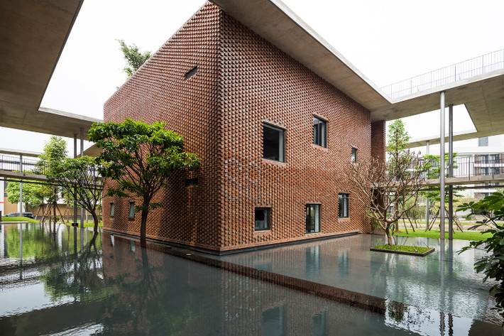 Trung tâm Đào tạo Viettel gồm 12 khối nhà với nhiều phòng học mở, phòng họp, hội trường và văn phòng. Các khối nhà được thiết kế từ 2 đến 5 tầng.