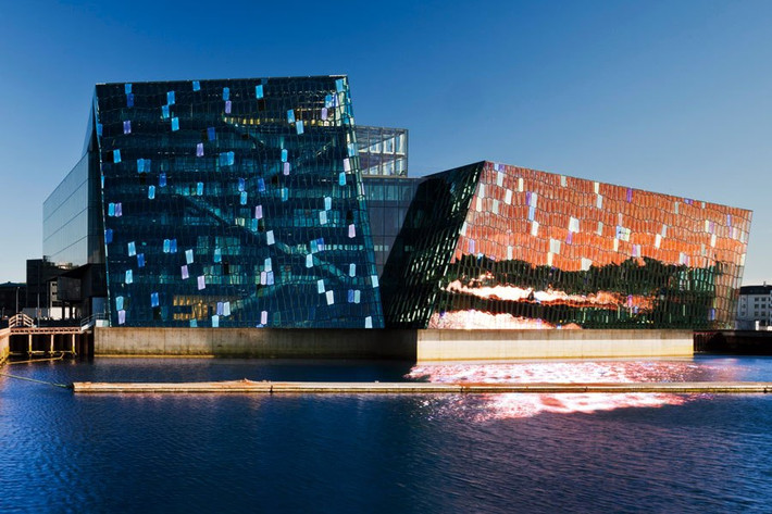 Phòng hoà nhạc và trung tâm hội nghị Harpa nằm ở ngã ba biển của thủ đô Reykjavik của Iceland. Tòa nhà được bao phủ bởi một hệ khung thép mạ với các ô kính hình học. Vào ban đêm, các dải đèn LED bên ngoài biến cột mốc bờ sông thành một ngọn hải đăng đẹp lung linh.