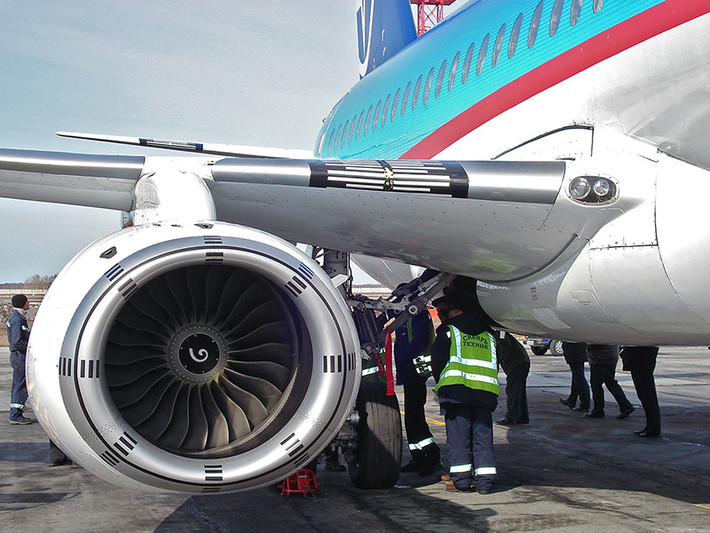 Năm 2012, giá một chiếc máy bay SSJ100 dao động từ 31-35 triệu USD. Đến 2018, giá của SSJ100 đã tăng lên 50 triệu USD. Ảnh: Wiki.