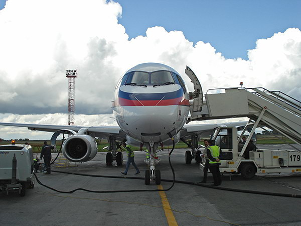 Máy bay SSJ100 dài 30m, tầm bay 3.048 km và đạt tốc độ lớn nhất khoảng 870 km/h. Ảnh: Wiki.