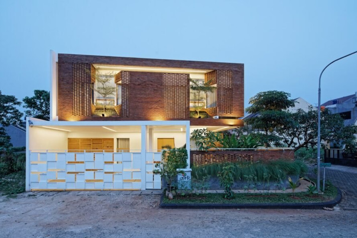 Ngôi nhà 2 tầng có diện tích 309m2, bao quanh là tường gạch rỗng độc đáo.