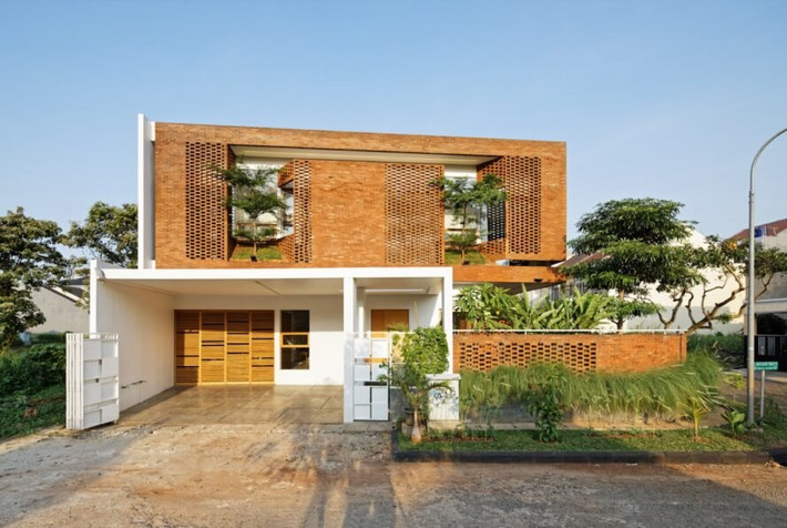 Nằm ở Cinere (Indonesia), ngôi nhà được thiết kế dành cho gia chủ có xu hướng nhớ về ký ức ở vùng quê.
