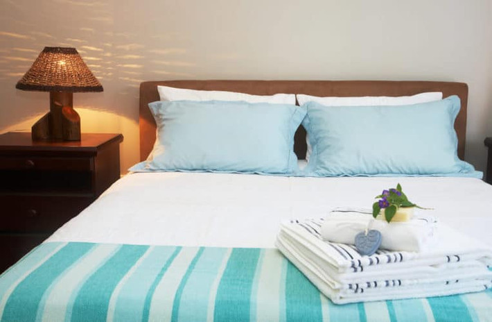 Cotton là chất liệu có thể thấm hút mồ hôi tốt. Vì thế hãy chọn ga trải giường cotton màu trắng để tạo cảm giác mát mẻ.
