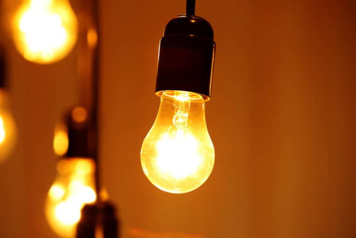Thay thế bóng đèn sợi đốt bằng đèn huỳnh quang conpact không chỉ giúp làm giảm nhiệt độ trong nhà mà còn giúp làm giảm hóa đơn tiền điện mỗi tháng.