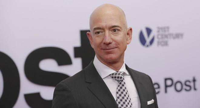Tốc độ kiếm tiền của CEO Amazon Jeff Bezos tương đương với 149.353 USD/phút, gấp ba lần số tiền mà công nhân Mỹ kiếm được trong một năm (45.552 USD). Ảnh: RT.