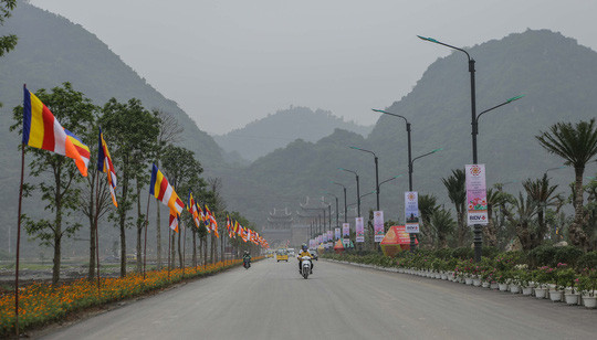 Đường dẫn vào Tam Chúc được trang hoàng rực rỡ trước ngày Vesak 2019. Ảnh: Người lao động.