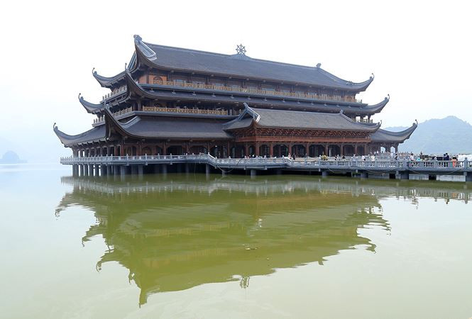 Khu nhà hội nghị quốc tế nằm trong quần thể chùa Tam Chúc có mô hình tựa chiếc thuyền nổi trên mặt hồ. Ảnh: Tiền phong.