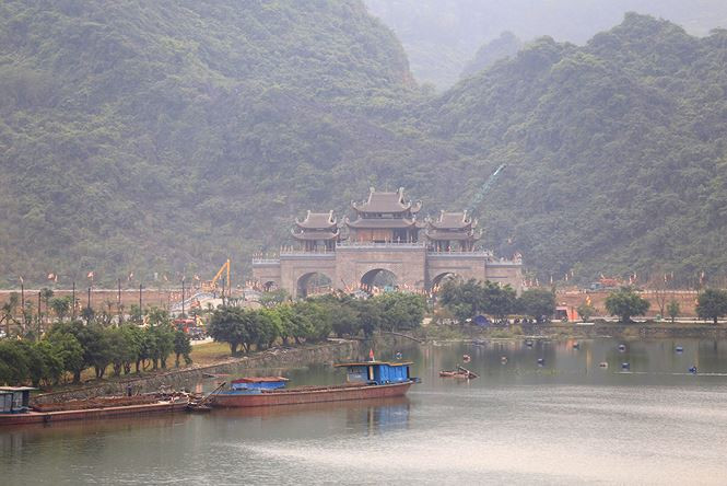 Chùa Tam Chúc được quy hoạch trên diện tích 144 ha. Trong đó bao gồm: Điện Tam Thế, điện Pháp Chủ, điện Quan Âm, cổng Tam Quan kết hợp các tòa tháp. Ảnh: Tiền phong.