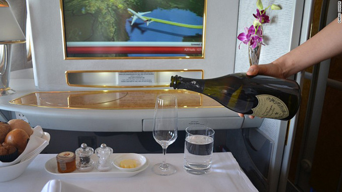 Emirates từng tiết lộ đầu tư 500 triệu USD hơn 10 năm qua để tìm kiếm các loại rượu mới nhất và xây hầm bảo quản.