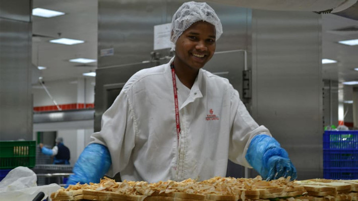 Nằm tại Dubai, Emirates Flight Catering là nhà máy chế biến đồ ăn cho hàng không lớn nhất thế giới. Mỗi ngày, cơ sở này chuẩn bị khoảng 180.000 bữa ăn.