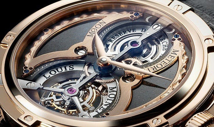Louis Moinet Meteoris là một trong những tác phẩm thành công nhất của thợ chế tác đồng hồ vĩ đại Louis Moinet. Chiếc đồng hồ này có giá trị tới 4,6 triệu USD là bởi chất liệu đặc biệt - những viên thiên thạch.