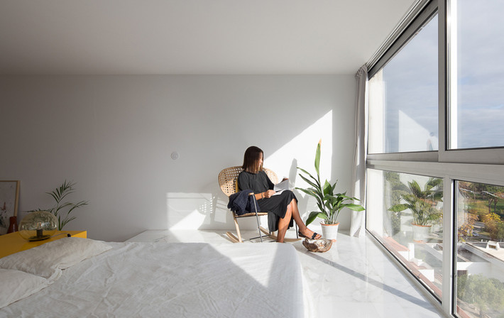 Phòng ngủ với tầm nhìn ra bên ngoài rất dễ chịu Nguồn ảnh: Homedsgn.