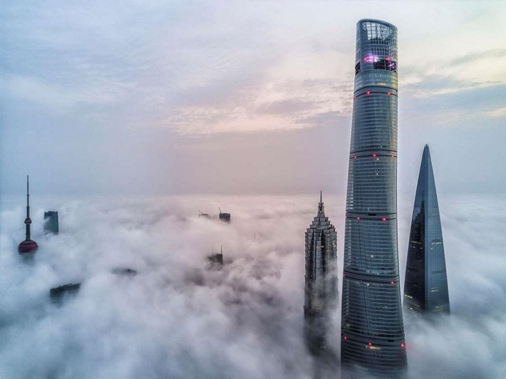 Tháp Thượng Hải là tòa tháp cao thứ 2 trên thế giới với chiều cao 632 m, 128 tầng. Tại đây, du khách có thể quan sát đường chân trời quanh thành phố từ trên cao ở góc 360 độ vượt qua các tầng mây.