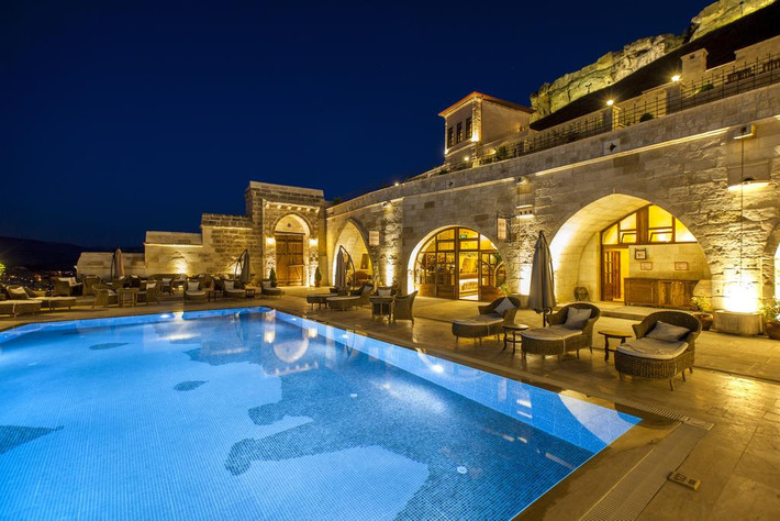 Khách sạn Kayakapi Premium Caves - Cappadocia (Thổ Nhĩ Kỳ) được hình thành bởi hàng trăm ngôi nhà hang động. Tất cả các phòng đều có hệ thống sưởi sàn, điều hòa không khí, máy pha cà phê...