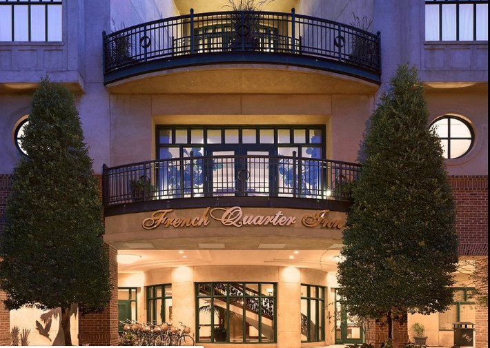 Thường xuyên xếp hạng trong số những nơi ẩn dật xa xỉ nhất của thành phố Charleston (Mỹ), khách sạn French Quarter Inn có tổng 595 phòng nghỉ tiện nghi.