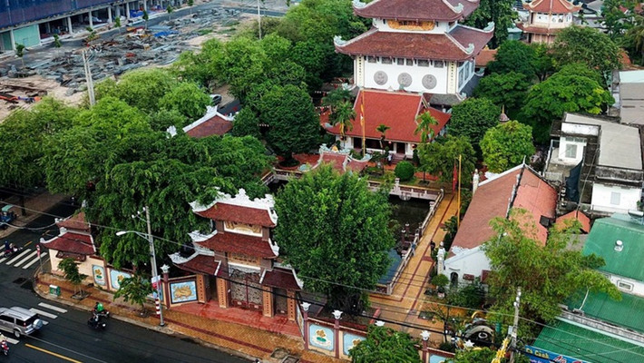 Chùa Một Cột Thủ Đức – Sài Gòn có tên chữ là Nam Thiên Nhất Trụ Tự nằm trên đường Đặng Văn Bi, quận Thủ Đức, TP Hồ Chí Minh là một ngôi chùa đặc biệt.